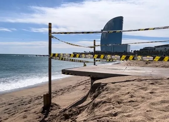 La tempête Nelson a emporté le sable d’une plage de Barcelone