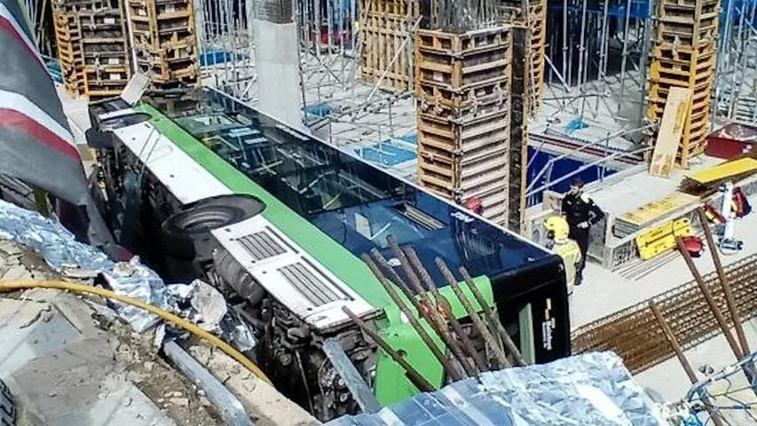 [VIDEO] Impressionnant accident de bus près de Barcelone