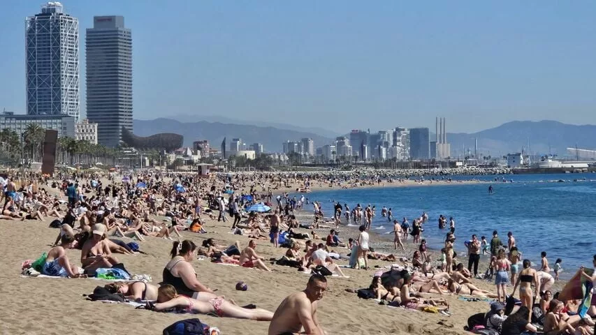 Les plages de Barcelone noires de monde